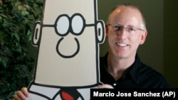 Scott Adams, pencipta komik Dilbert, berpose dengan potret karakter Dilbert di studionya di Dublin, California, 26 Oktober 2006. (Foto: Marcio Jose Sanchez/AP Photo, arsip)