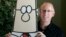 Scott Adams, pencipta komik Dilbert, berpose dengan potret karakter Dilbert di studionya di Dublin, California, 26 Oktober 2006. (Foto: Marcio Jose Sanchez/AP Photo, arsip)