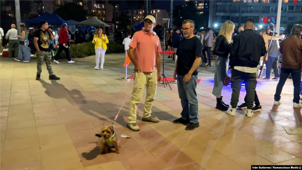 Marco Núñez y su hermano pasean a su mascota esperando los fuegos artificiales.