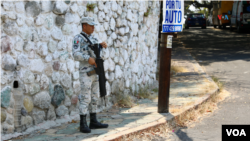 Un uniformado de la Guardia Nacional hace vigilancia en una de las calles de
Cuernavaca, Morelos.