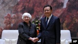 재닛 옐런 미국 재무장관(좌측)과 왕웨이중 중국 광둥성 성장이 5일 광둥성 광저우에서 만나 악수하고 있다. (자료사진)