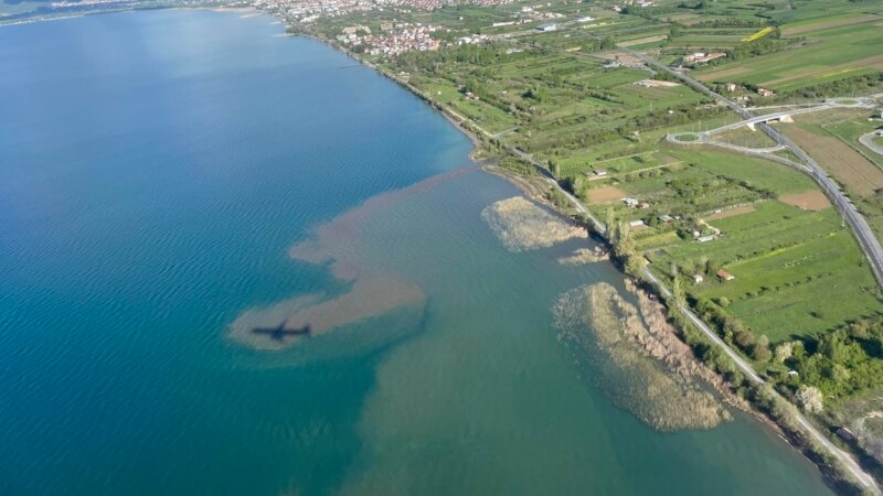 Загадувањето на Охридското Езеро забележано на фотографии од авион 