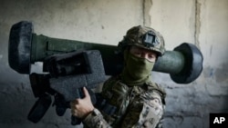 Украинский солдат c противотанковой ракетой на позиции в Авдеевке, Донецкая область, Украина, 18 августа 2023 г.