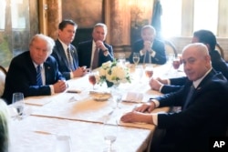 Calon presiden dari Partai Republik, mantan Presiden Donald Trump, bertemu dengan Perdana Menteri Israel Benjamin Netanyahu di perkebunannya di Mar-a-Lago, 26 Juli 2024, di Palm Beach, Florida. (Foto: AP)