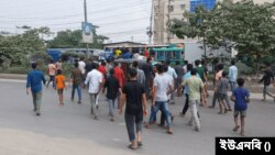 সাভারের হেমায়েতপুরে আন্দোলনরত পোশাক শ্রমিকদের সঙ্গে পুলিশের সংঘর্ষে অন্তত ১৫ শ্রমিক আহত। ৩০ অক্টোবর, ২০২৩।