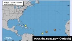 Cuatro perturbaciones pueden verse en el mapa del Centro Nacional de Huracanes (NHC, por sus siglas en inglés), el 18 de agosto de 2023. 