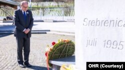 Visoki predstavnik Schmidt tokom posjete Memorijalnom centru Srebrenica – Potočari.