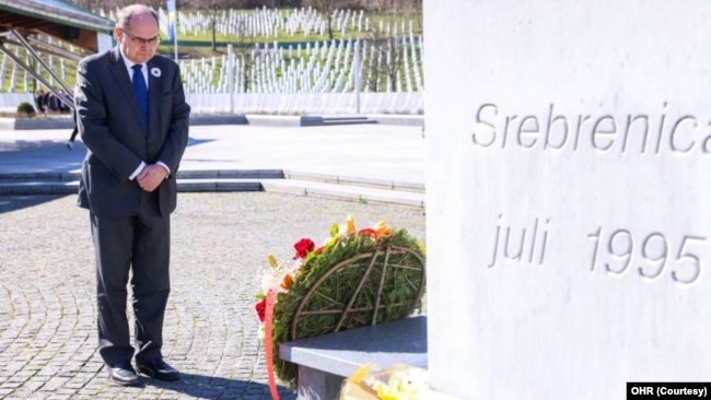 Visoki predstavnik Schmidt tokom posjete Memorijalnom centru Srebrenica – Potočari.