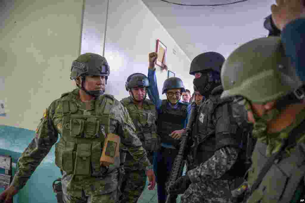 Безбедносните сили го придружуваат претседателскиот кандидат Кристијан Зурита кој гласаше на предвремените избори во Кито, Еквадор.