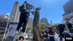 中国民主教育基金会和人道中国的义工在旧金山中国城花园角进行了清洗民主女神像的仪式。（美国之音周星辰拍摄，2024年5月26日）