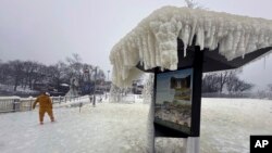 Kabut dari Great Falls menjadi beku di sekitar air terjun di Paterson, New Jersey, Kamis, 18 Januari 2024. (AP/Ted Shaffrey)