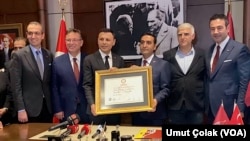 30 yıl sonra CHP'li adayın seçildiği Beyoğlu Belediyesi'nde devir teslim töreni yapıldı. Yeni başkan İnan Güney ilçenin otopark sıkıntısından, kentsel dönüşüme tüm sorunlarını çözme sözü verdi