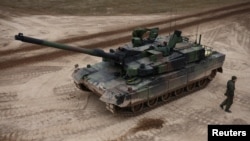 Полски војници тренираат со тенк К2 купен од Јужна Кореја на воен полигон во Полска, 30 март 2023 година