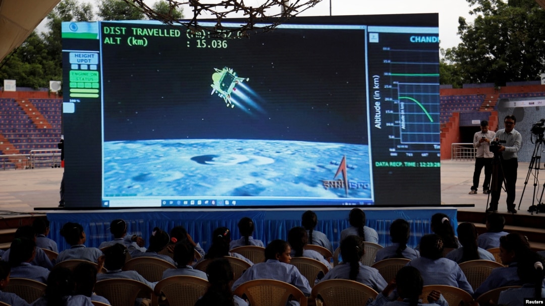 Orang-orang menonton siaran langsung pendaratan pesawat ruang angkasa Chandrayaan-3 di Bulan, di dalam auditorium Gujarat Science City di Ahmedabad, India, 23 Agustus 2023. (Foto: REUTERS/Amit Dave)
