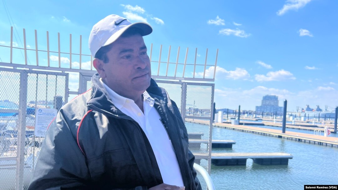 Carlos Alexis Suazo, hermano de una de las víctimas del colapso del puente Francis Scott Key, habla con la Voz de América desde la bahía de Baltimore, EEUU, el 29 de marzo de 2024.