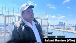 Carlos Alexis Suazo, hermano de una de las víctimas del colapso del puente Francis Scott Key, habla con la Voz de América desde la bahía de Baltimore, EEUU, el 29 de marzo de 2024.