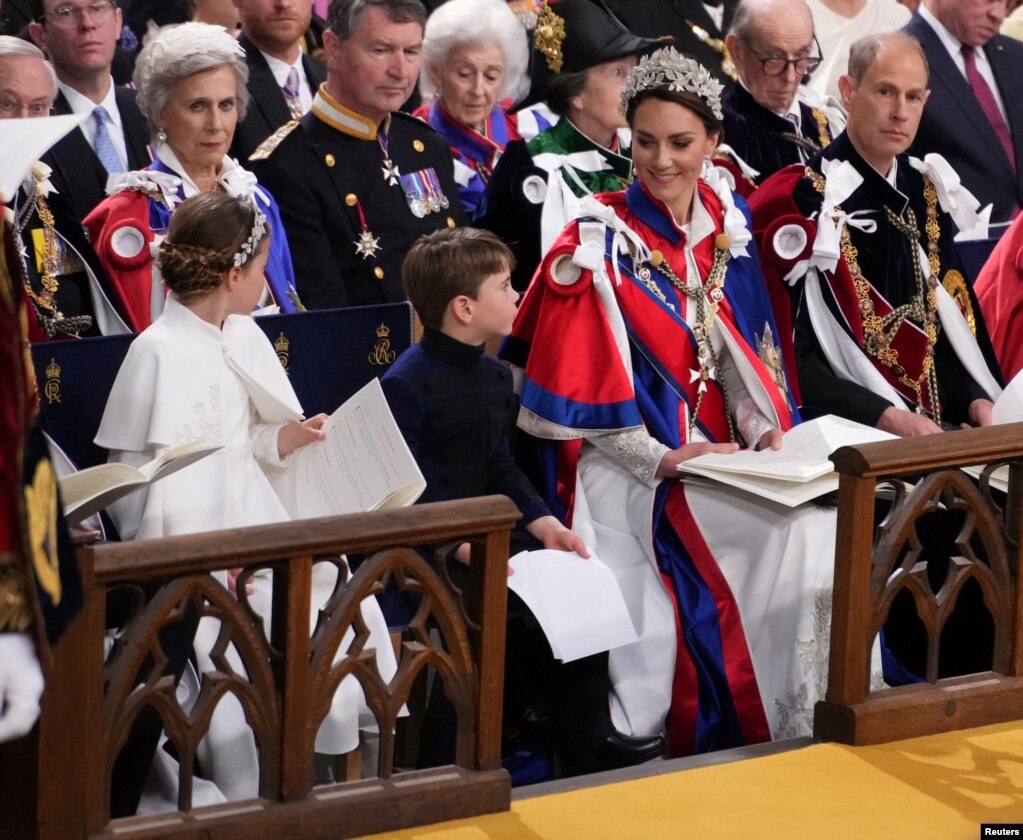 De izquierda a derecha, en la primera fila, la princesa Charlotte, el príncipe Luis, la princesa de Gales y el duque de Edimburgo en la ceremonia de coronación. 