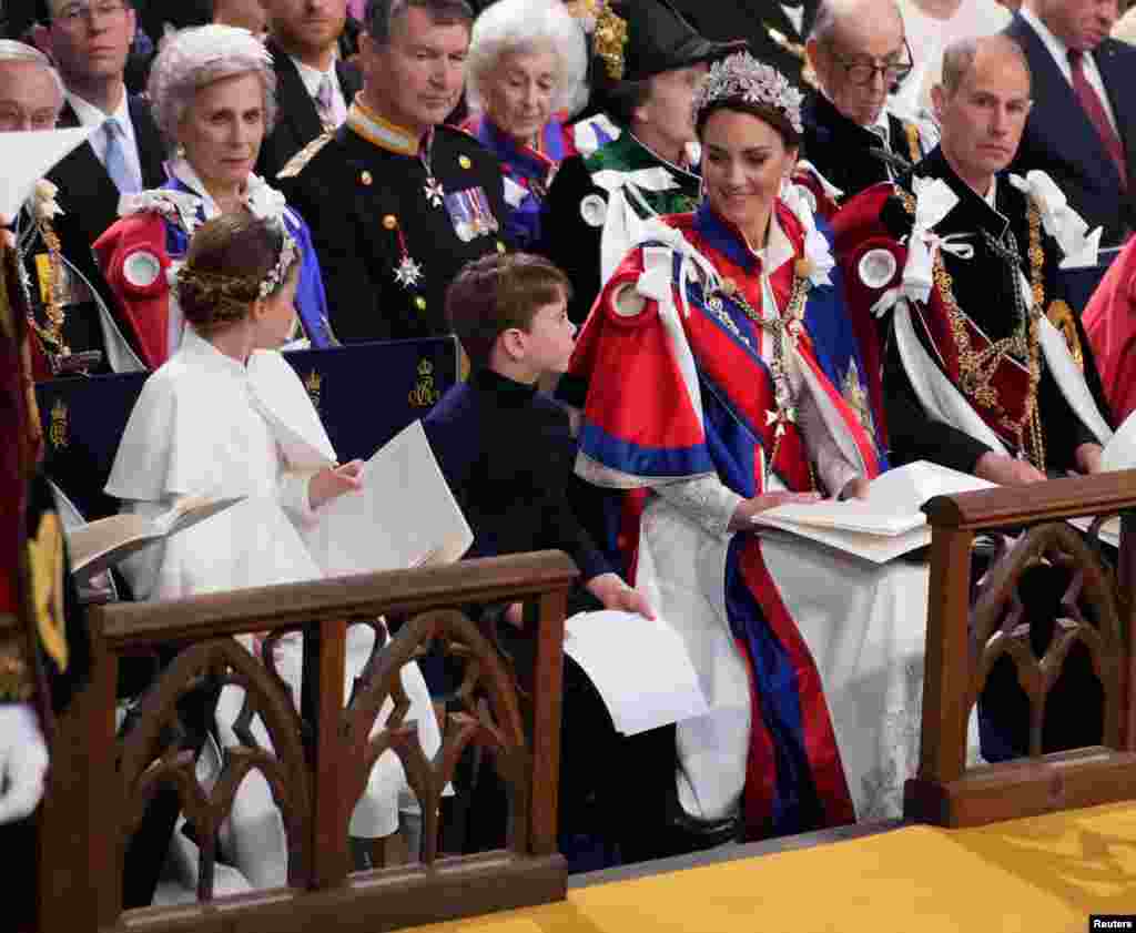 De izquierda a derecha, en la primera fila, la princesa Charlotte, el príncipe Luis, la princesa de Gales y el duque de Edimburgo en la ceremonia de coronación.&nbsp;