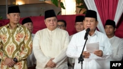 Presiden terpilih Indonesia, Prabowo Subianto (kanan), menyampaikan pidato kemenangannya didampingi pimpinan partai koalisi Indonesia Maju di Jakarta 20 Maret 2024, usai penetapan pemenang Pilpres oleh KPU. 