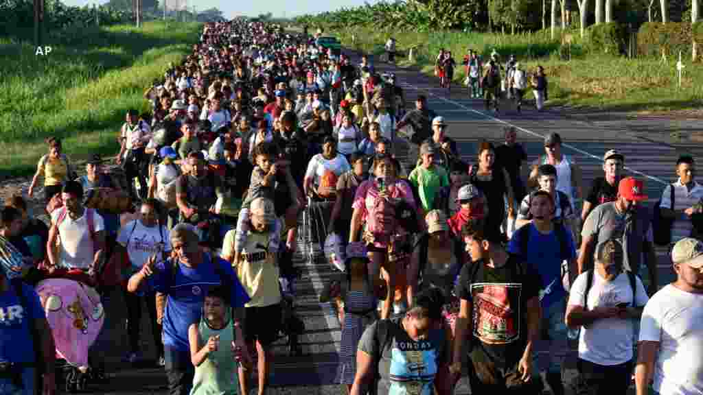 La convocatoria para esta nueva caravana se difundió a través de redes sociales. Pusieron como punto de reunión el río Suchiate, entre la frontera de Guatemala y México, además de Tapachula, donde ya se había establecido un campamento. (AP)