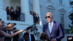 El presidente Joe Biden habla con los reporteros en el Jardín Sur de la Casa Blanca en Washington, el viernes 26 de mayo de 2023, mientras se dirige a Camp David para pasar el fin de semana largo por el Día de los Caídos.