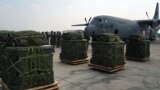 TNI menggunakan Pesawat Hercules C-130 mengirimkan bantuan kemanusiaan kepada Palestina pada Jumat (29/3) di Lanud Halim Perdanakusuma, Jakarta. (VOA)