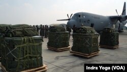 TNI menggunakan Pesawat Hercules C-130 mengirimkan bantuan kemanusiaan kepada Palestina pada Jumat (29/3) di Lanud Halim Perdanakusuma, Jakarta. (VOA)