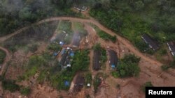 1일 인도 남부 케랄라 주 와야나드 지구의 언덕에서 산사태 발생 후 파손된 주택의 잔해 속에서 구조대원들이 생존자를 수색하고 있다.