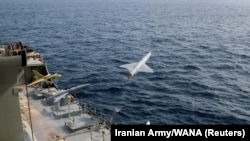 Запуск дронов с иранского корабля во время военных учений. Снимок был распространен иранским информагентством WANA, источник – армия Ирана. 25 августа 2022 года
