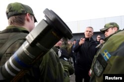 SekjenNATO Jens Stoltenberg bertemu pasukan Swedia sebagai bagian dari latihan militer yang disebut "Cold Response 2022" di sebuah pangkalan di Bardufoss di Lingkaran Arktik, Norwegia, 25 Maret 2022. (Foto: REUTERS/Yves Herman)