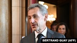 Mantan Presiden Prancis Nicolas Sarkozy meninggalkan gedung pengadilan setelah putusan dalam sidang bandingnya dalam kasus korupsi di gedung pengadilan Paris, 17 Mei 2023. (Bertrand GUAY / AFP)