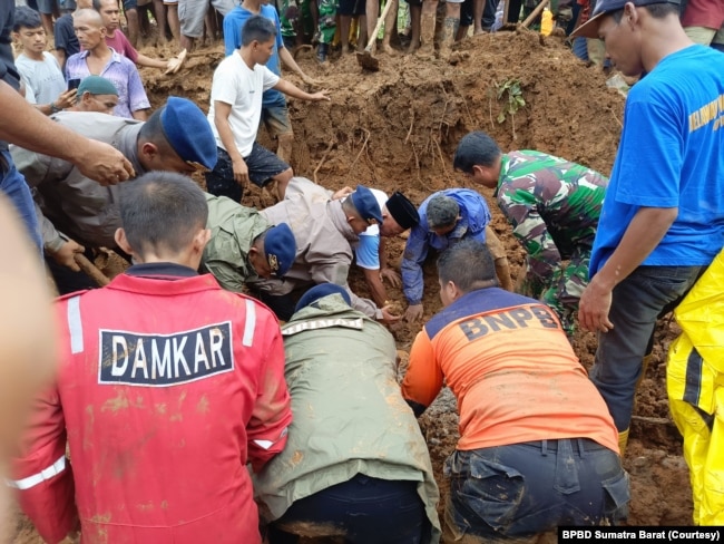 Sedikitnya 28 orang meninggal dalam bencana banjir dan tanah longsor di Pesisir Selatan, Sumatra Barat.Operasi pencarian dan penyelamatan dihentikan pada Minggu (17/3). (Foto: Courtesy BPBD Sumatra Barat)