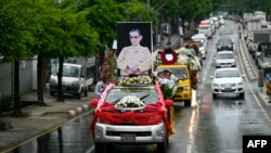 Mobil jenazah yang membawa peti mati mendiang jenderal Myanmar yang menjadi aktivis demokrasi Tin Oo berjalan ke pemakaman saat pemakamannya di Yangon, 5 Juni 2024.