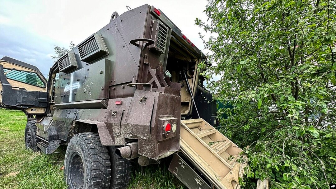En esta foto publicada por el canal de Telegram del gobernador de la región de Belgorod, Vyacheslav Gladkov, el 23 de mayo de 2023, se ve un vehículo militar blindado dañado después de los combates en la región occidental de Belgorod en Rusia.