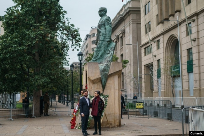 El presidente Gabriel Boric, rinde tributo a Salvador Allende, el 10 de septiembre de 2023, previo al aniversario 50 del golpe militar.