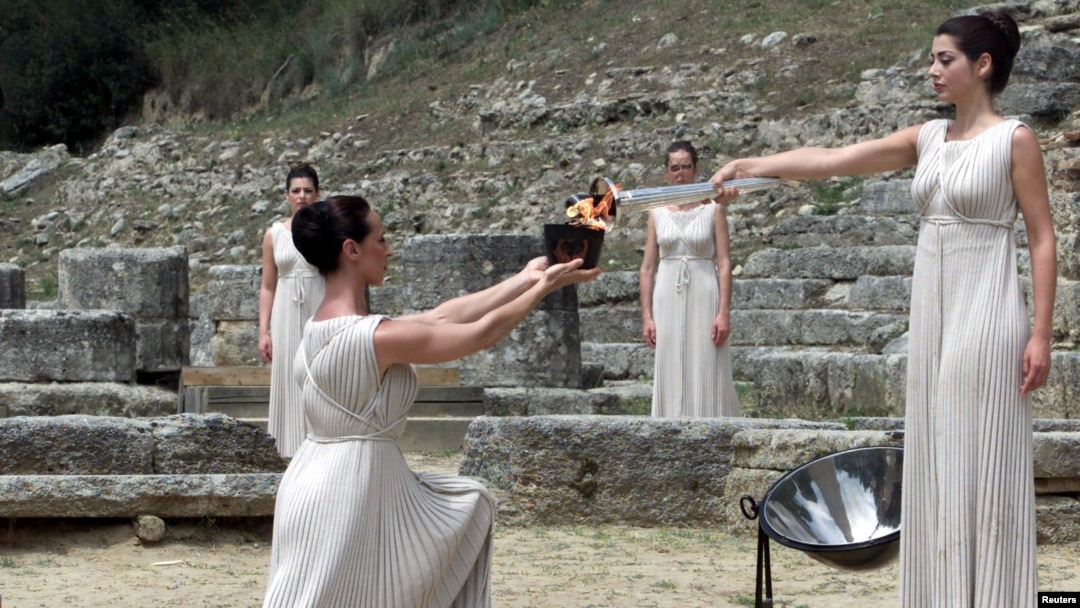 ARHIVA - Ceremonija paljenja olimpijske baklje u drevnoj Olimpiji u Grčkoj - uoči Olimpijskih igara u Sidneju 2000. (Foto: Reuters)