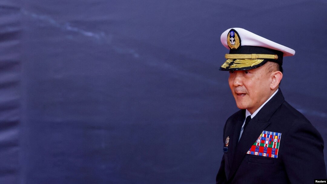 FILE - Komandan Angkatan Laut Taiwan Tang Hua menghadiri upacara pengiriman enam korvet kelas Tuo Chiang buatan Taiwan di sebuah pelabuhan di Yilan, Taiwan 26 Maret 2024.