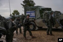 Tentara Israel bersiap memasuki Jalur Gaza, di area persiapan dekat perbatasan Israel-Gaza, di Israel selatan, Rabu, 13 Desember 2023. (Foto: AP)