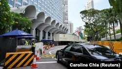 Petugas keamanan memeriksa kendaraan yang memasuki lokasi Shangri-La Dialogue ke-20 di Singapura, 2 Juni 2023. (Foto: REUTERS/Caroline Chia)