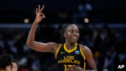 ແຟ້ມຮູບ—ນາງຊິນນີ ອົກວູມິເກ (Chiney Ogwumike) ກອງໜ້າຂອງທີມ Los Angeles Sparks ສະຫຼອງດ້ວຍການຍົກສາມນິ້ວຂຶ້ນ ລະຫວ່າງການແຂ່ງຂັນບານບ້ວງ WNBA ແລະ Phoenix Mercury ໃນນະຄອນລອສແອັງເຈລລິສ ລັດຄາລິຟໍເນຍ, ວັນທີ 19 ພຶດສະພາ 2023.