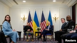7일 프랑스 파리에서 조 바이든 미국 대통령과 볼로디미르 젤렌스키 우크라이나 대통령이 만나 회담을 진행하고 있다.
