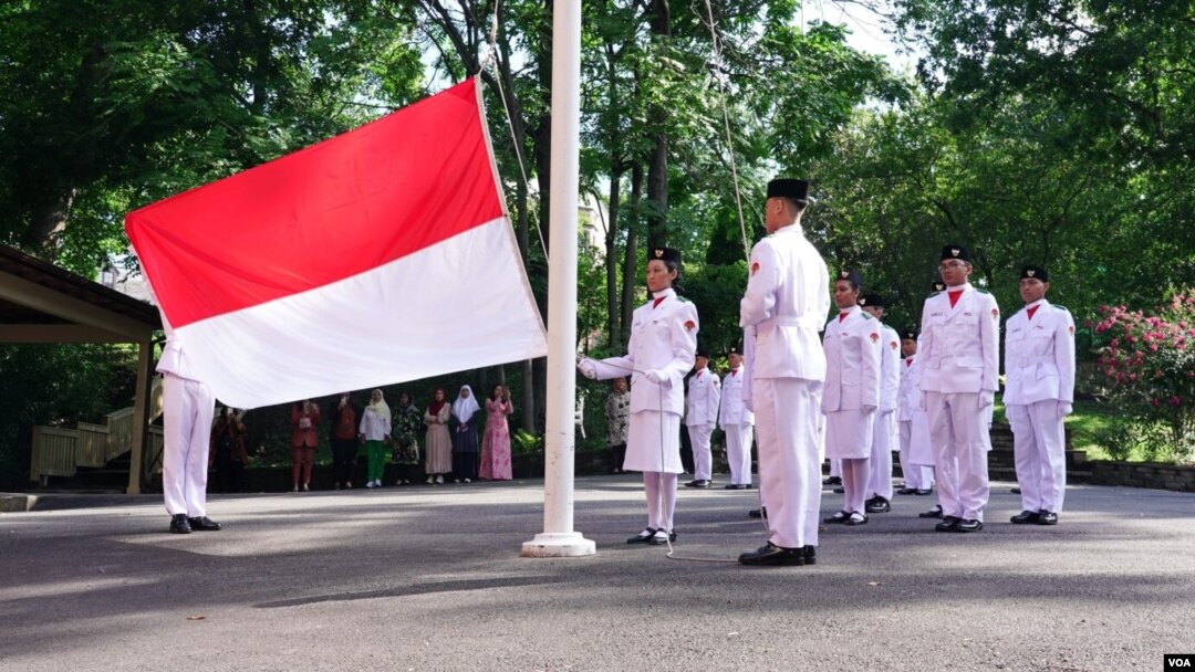 Paskibra remaja diaspora Indonesia sedang melakukan gladi bersih untuk Upacara HUT RI 17 Agustus 2023 (courtesy: Banny R./VOA). 