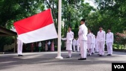 Paskibra remaja diaspora Indonesia sedang melakukan gladi bersih untuk Upacara HUT RI 17 Agustus 2023 (courtesy: Banny R./VOA). 