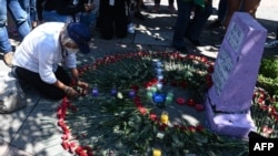 Salvadoreños visitan un monumento en honor a Beatriz, joven salvadoreña a la que se le impidió el aborto terapéutico. 