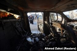 Warga Palestina melihat kendaraan tempat pegawai World Central Kitchen (WCK), termasuk warga asing, tewas dalam serangan udara Israel di Jalur Gaza tengah, 2 April 2024. (Foto: REUTERS/Ahmed Zakot)