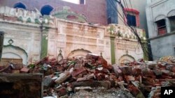 ফাইল-পাকিস্তানের সিয়ালকোটে উন্মত্ত জনতা একটি আহমদী মসজিদ গুঁড়িয়ে দেওয়ার পর রয়ে গেছে ধ্বংসাবশেষ। ২৪ মে, ২০১৮।