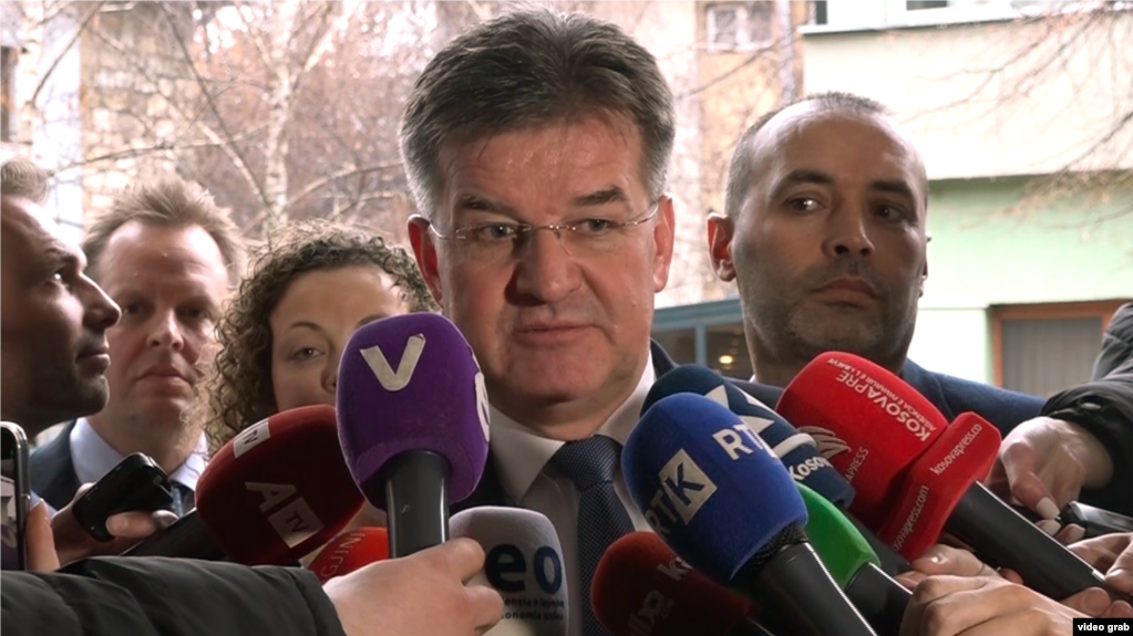 I dërguari i BE-së Lajçak diskuton me opozitën në Kosovë planin për marrëveshjen me Serbinë
