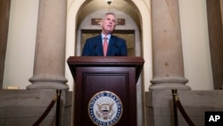 El presidente de la Cámara de Representantes de EEUU, Kevin McCarthy, habla en el Capitolio de Washington, el 12 de septiembre de 2023. 