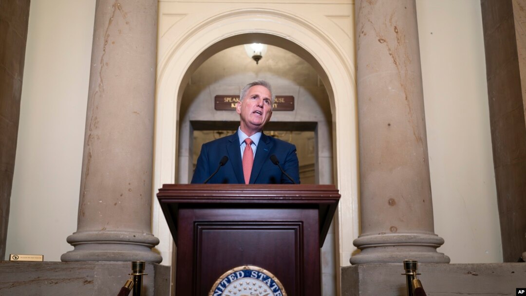 Predsjedavajući Predstavničkog doma SAD-a Kevin McCarthy govori na Kapitolu u Washingtonu, 12. septembra 2023. McCarthy je rekao da upućuje zahtjev odboru Predstavničkog doma da otvori zvaničnu istragu o opozivu predsjednika Joea Bidena.