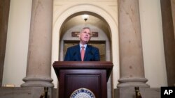 Predsjedavajući Predstavničkog doma SAD-a Kevin McCarthy govori na Kapitolu u Washingtonu, 12. septembra 2023. McCarthy je rekao da upućuje zahtjev odboru Predstavničkog doma da otvori zvaničnu istragu o opozivu predsjednika Joea Bidena.